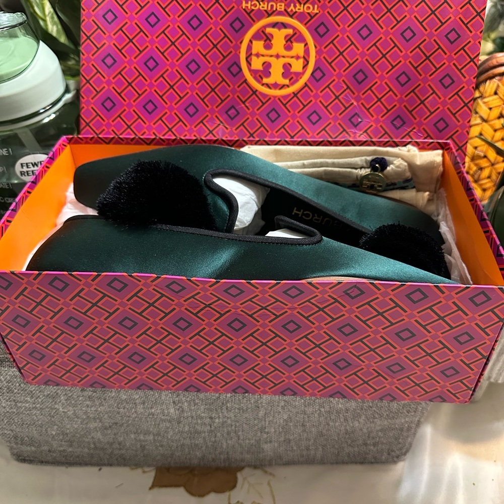 NWT Tory Burch Satin Pom Pom Smoking Loafers in Emerald Green, Brand New in box - Picture 8 of 13
